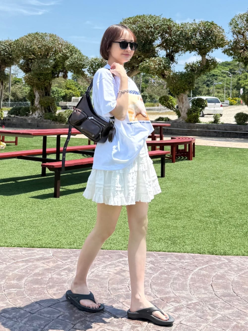 「OOFOS、最近のいい感じコーデ、リゾートスタイル、韓国ファッション、初夏コーデ、プリントT、ビーチサンダル、夏コーデ、夏ファッション、musinsa、shein」｜「MUSINSAのアイテム（ショルダーバッグ、ブラウン系）」を使った、いそまた あいさん（レディース・160cm）の春コーディネートの1枚目の写真