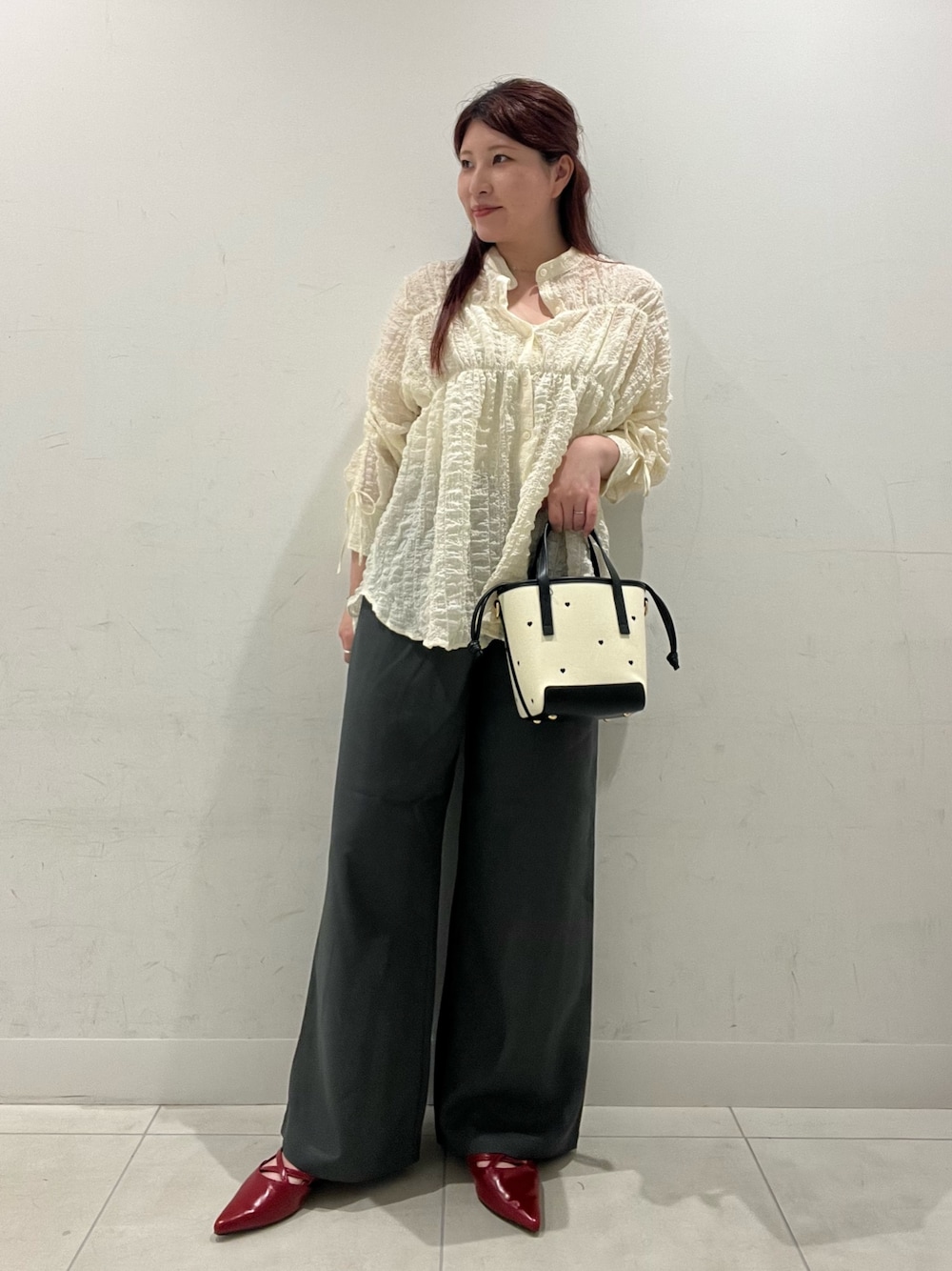 ホワイト系のシャツ/ブラウス、グレー系のその他パンツ、ブラック系のハンドバッグを着用したレディースの秋コーディネートの1枚目の写真