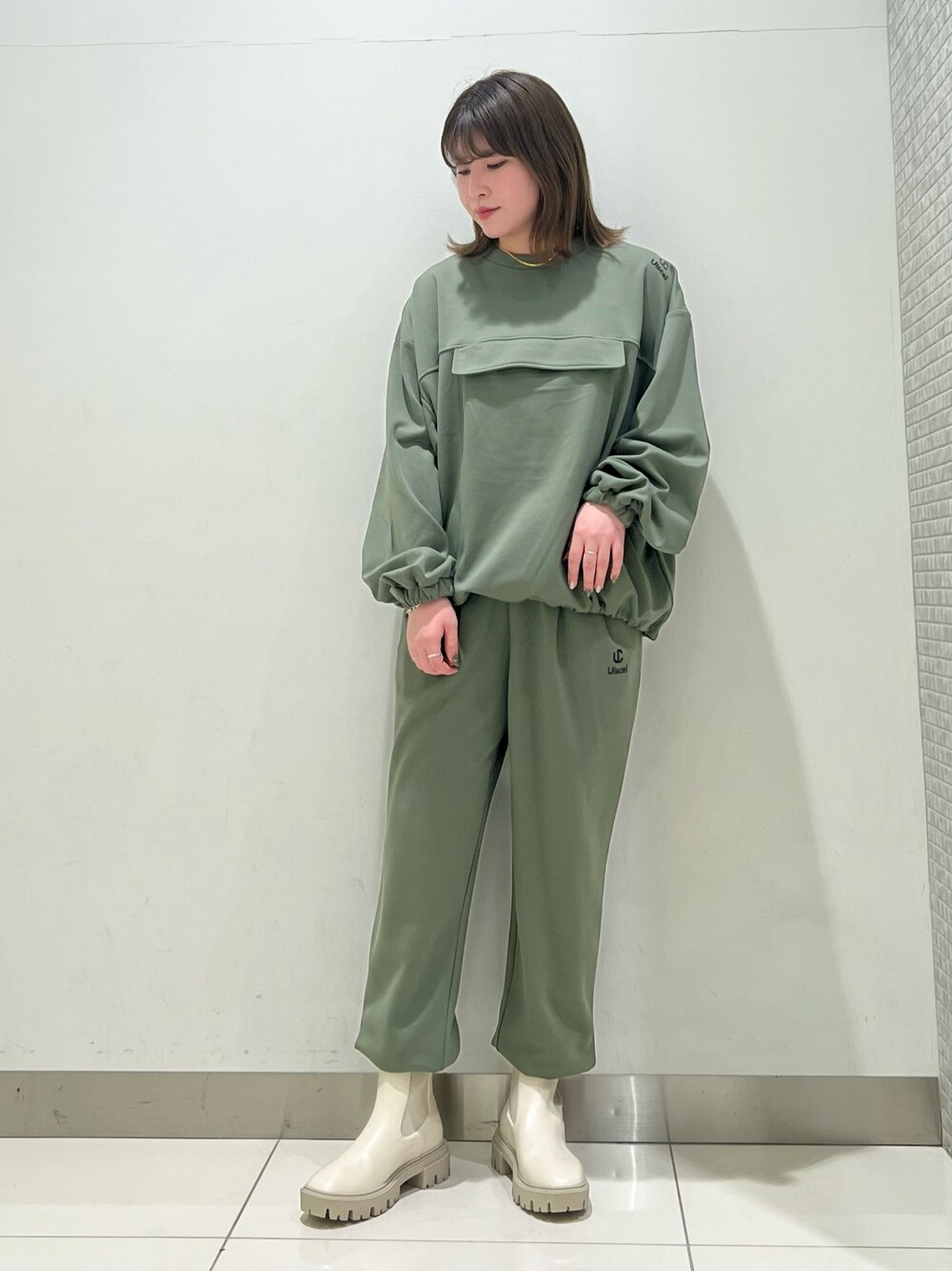 「スウェットパンツ、グリーン、冬コーデ、サイドゴアブーツ、モード、SENSEOFPLACE、厚底シューズ、シンプルコーデ、センスオブプレイス、Uiscel」｜「UiscelのUiscel　アノラックボリュームプルオーバー（スウェット、グリーン系）」を使った、hikariさん（レディース・163cm）の秋コーディネートの1枚目の写真