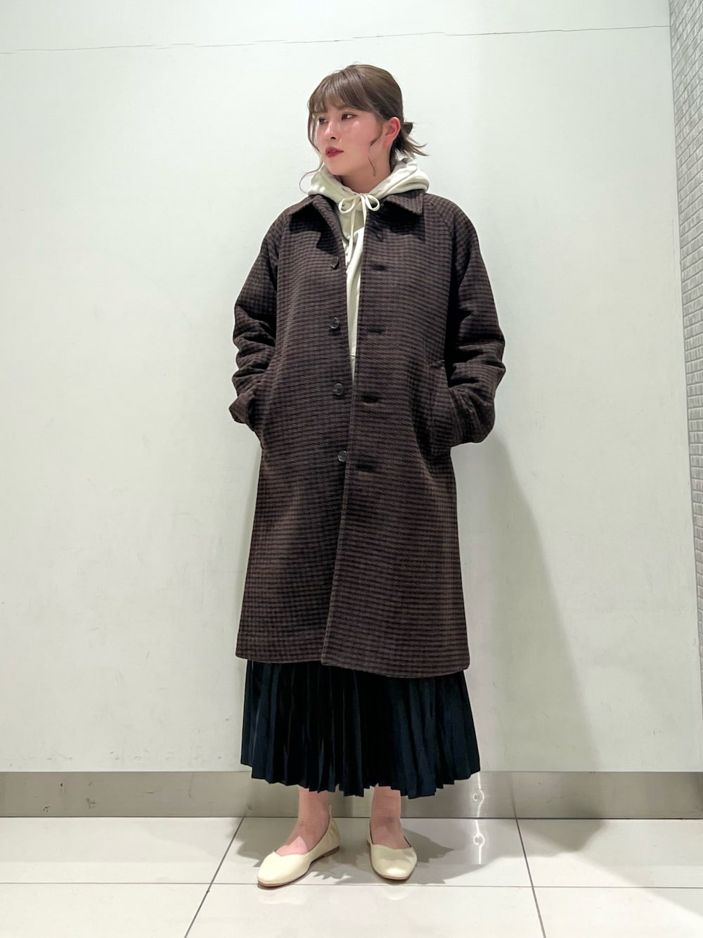 「レザースカート、ロングコート、休日スタイル、プチプラ、ビックシルエット、SENSEOFPLACE、あったかコーデ、センスオブプレイス、チェック柄に恋してる、クリスマスに着たい服」｜「SENSE OF PLACE by URBAN RESEARCHのNewzealandWoolステンカラーコート（ステンカラーコート、ブラウン系）」を使った、hikariさん（レディース・163cm）の冬コーディネートの1枚目の写真