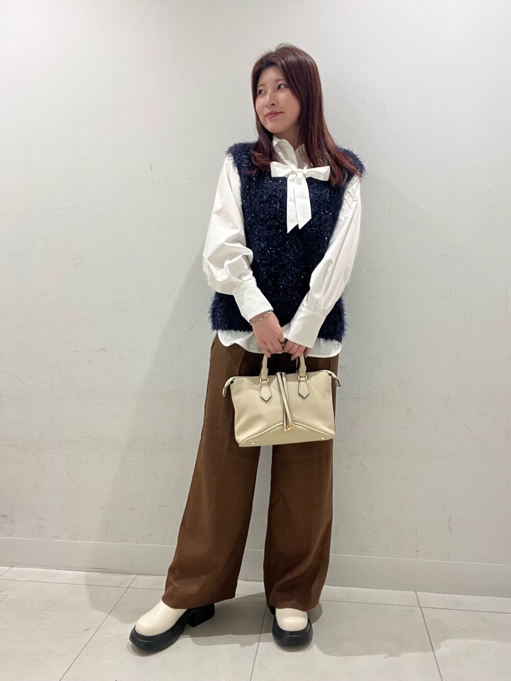 ブラウン系のその他パンツ、グレー系のベスト、ホワイト系のシャツ/ブラウスを着用したレディースの秋コーディネートの1枚目の写真