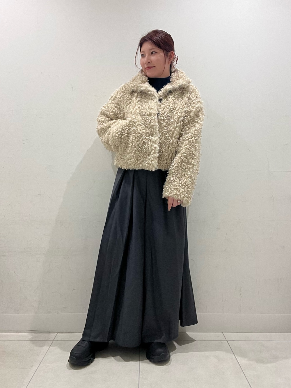 ホワイト系のその他アウター、ブルー系のニット/セーター、グレー系のその他パンツを着用したレディースの秋コーディネートの1枚目の写真