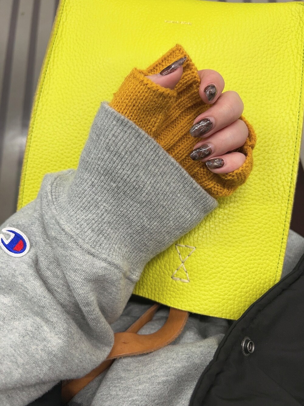 「トートバッグ、Hender Scheme、SENSEOFPLACE、春色、エンダースキーマ、センスオブプレイス、ビビッドカラー、ほめられ本命コーデ」｜「SENSE OF PLACE by URBAN RESEARCHのアームウォーマー（手袋、イエロー系）」を使った、hikariさん（レディース・163cm）の冬コーディネートの1枚目の写真