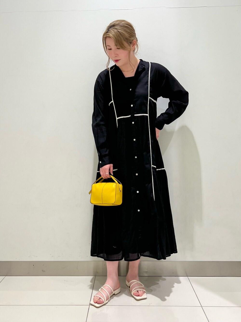 「モノトーン、プチプラ、SENSEOFPLACE、ビタミンカラー、フラットサンダル、センスオブプレイス、カラー×コーデ」｜「SENSE OF PLACE by URBAN RESEARCHのインドハシゴレースティアードワンピース（シャツワンピース、ブラック系）」を使った、hikariさん（レディース・163cm）の春コーディネートの1枚目の写真