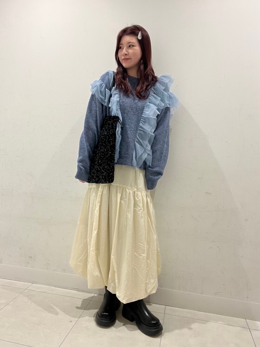 「淡色コーデ、オトナカワイイ、ママファッション、センスオブプレイス、SENSEOFPLACE、RODE SKO」｜「SENSE OF PLACE by URBAN RESEARCHのチュールドッキングフリルセーター（ニット/セーター、ブルー系）」を使った、hikariさん（骨格ストレート・レディース・162cm）の冬コーディネートの1枚目の写真