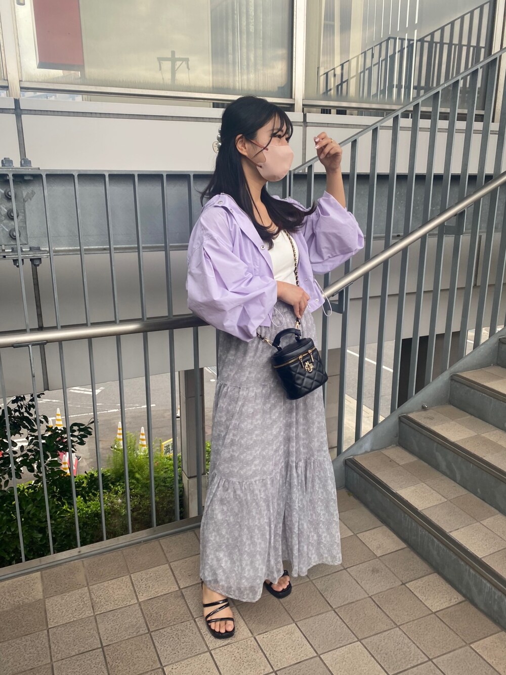 「one after another NICE CLAUP、ナイスクラップ、夏コーデ、おでかけコーデ、モード、低身長女子、シンプルコーデ、初夏コーデ、サンダル、シアースカート、マンパ、アウター、羽織り、パープル、紫コーデ」｜「one after another NICE CLAUPのシアーティアードスカート（スカート、グレー系）」を使った、noaさん（レディース・153cm）の春コーディネートの1枚目の写真