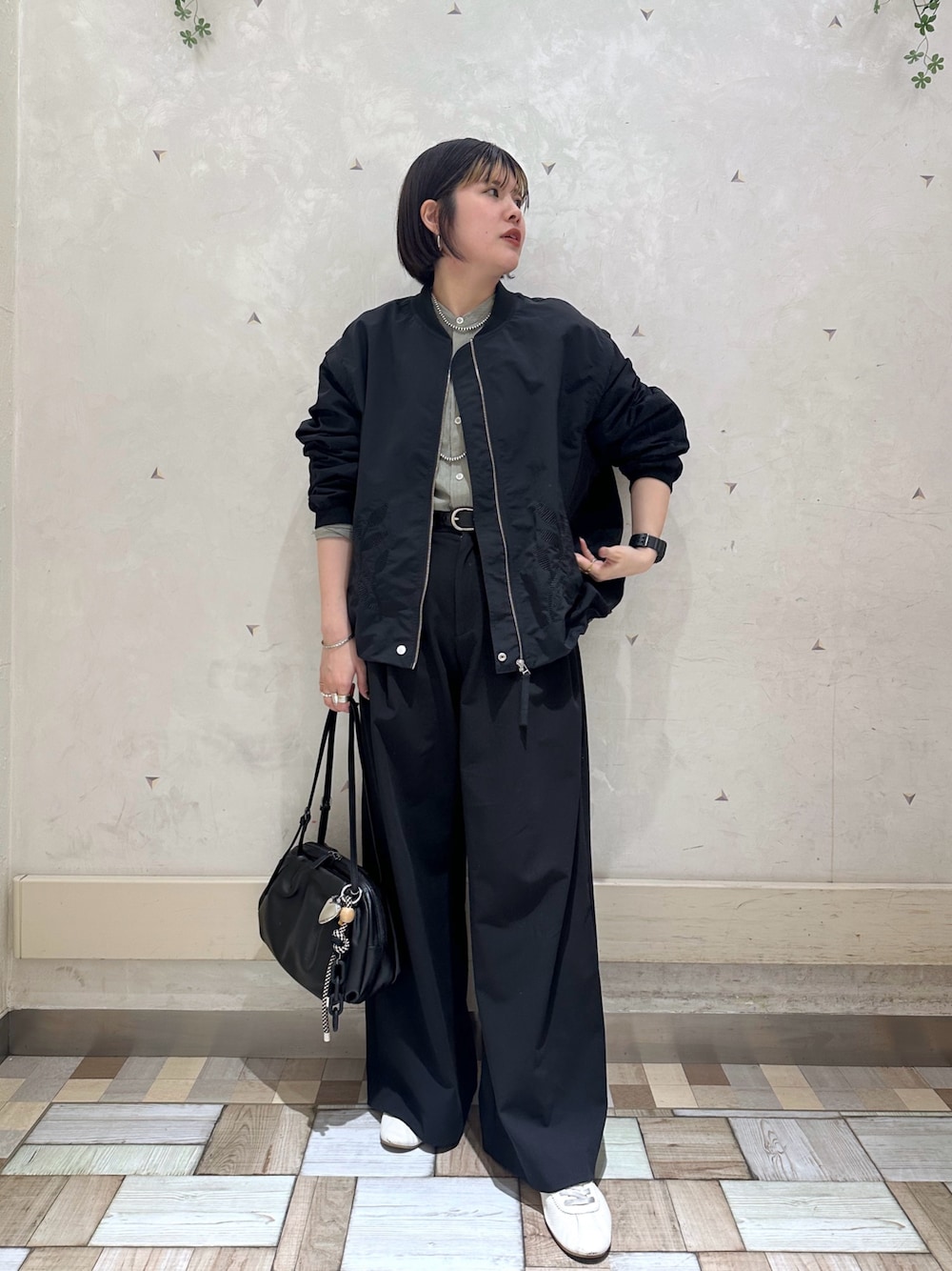 「ブルゾン、黒コーデ、ボストンバッグ、パンツコーデ、おでかけコーデ、春服コーデ、スニーカー女子、高身長コーデ、高身長女子、30代コーデ」｜「ear PAPILLONNERの《本革/軽量》コロンボストンバッグ（ボストンバッグ、ブラック系）」を使った、わたさんさん（骨格ストレート・レディース・167cm）の春コーディネートの1枚目の写真