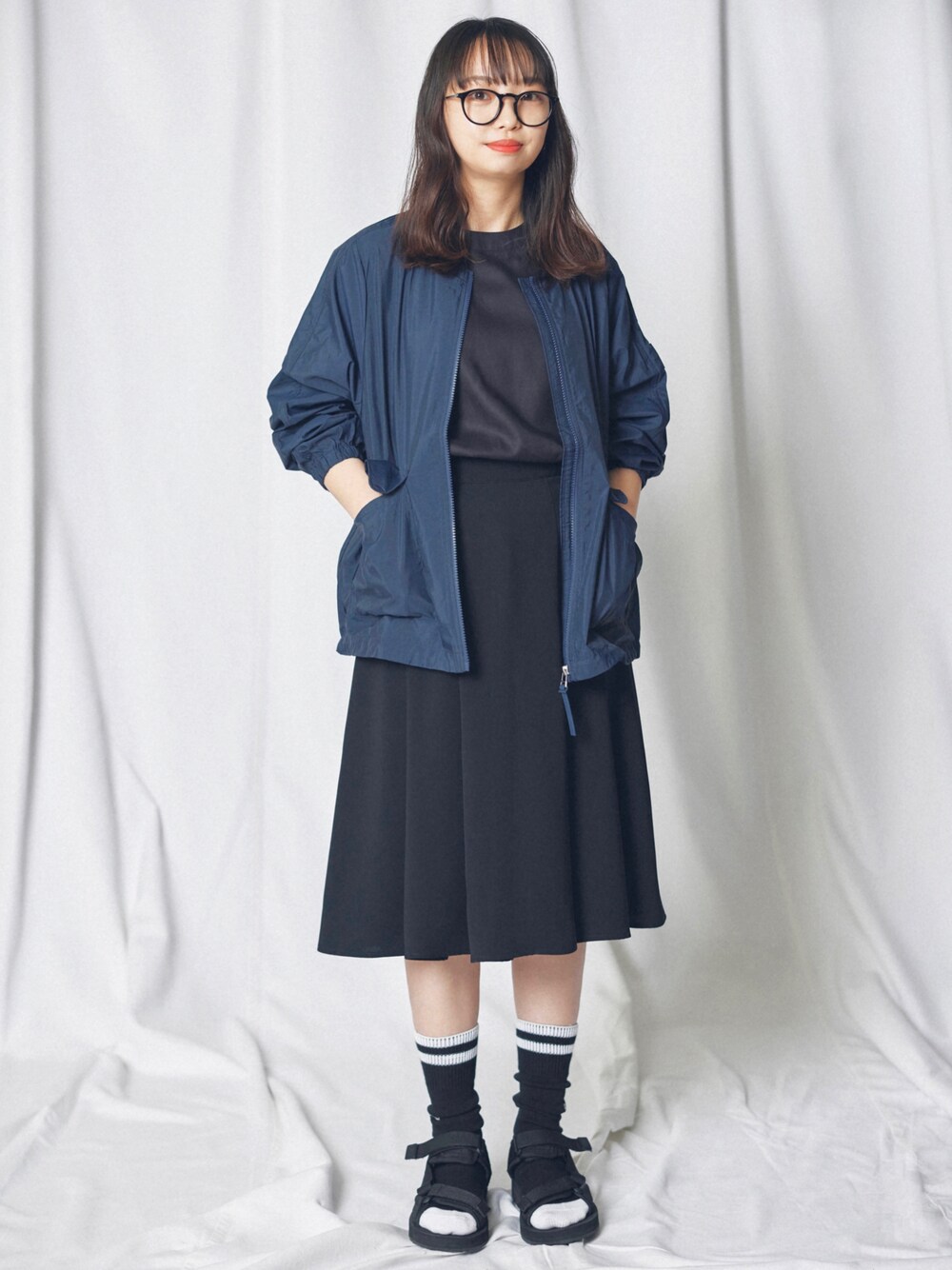「オトナカジュアル、シンプルコーデ、きれいめカジュアル、ブラックコーデ」｜「AIGLEのプルオーバー半袖ブラウス（シャツ/ブラウス、ブラック系）」を使った、RUNAさん（レディース・153cm）の夏コーディネートの1枚目の写真