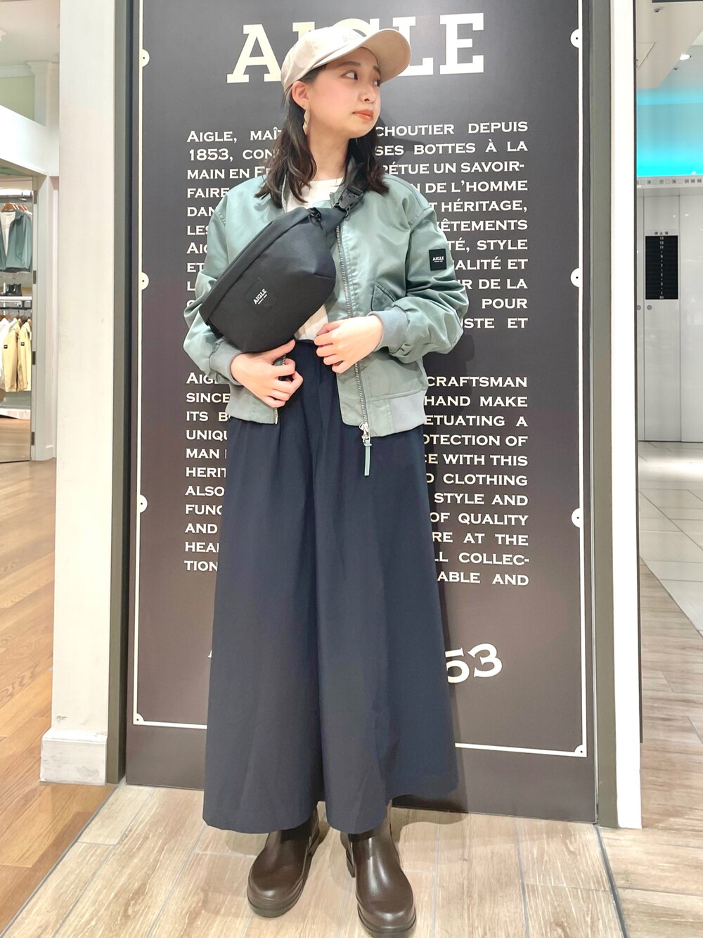 「大人かわいい、カジュアルコーデ、低身長」｜「AIGLEの撥水 MA-1 ショートブルゾン（ブルゾン、グリーン系）」を使った、RUNAさん（レディース・153cm）の春コーディネートの1枚目の写真