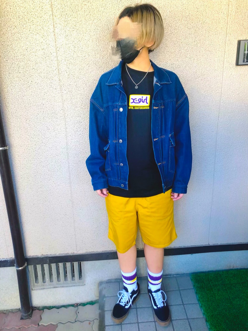 ブルー系のデニムジャケット、ブラック系のTシャツ/カットソー、イエロー系のその他パンツを着用したレディースの春コーディネートの1枚目の写真