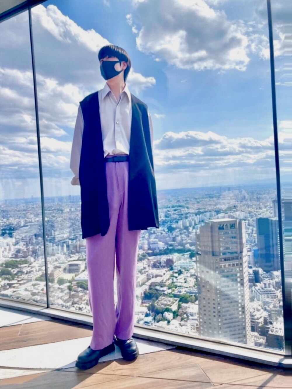 「休日コーデ、キレイめ、ジレ、スラックス、紫、黒、FUDGEBOYのトラッドスタイル、ootd、いいね、save、フォローお願いします🤑、オトナカジュアル、春コーデ、初夏コーデ、instagram、渋谷、革靴」｜「tk.TAKEO KIKUCHIのセットアップで販売されていたもの。（シャツ/ブラウス、シルバー系）」を使った、いっくんさん（メンズ・169cm）の春コーディネートの1枚目の写真