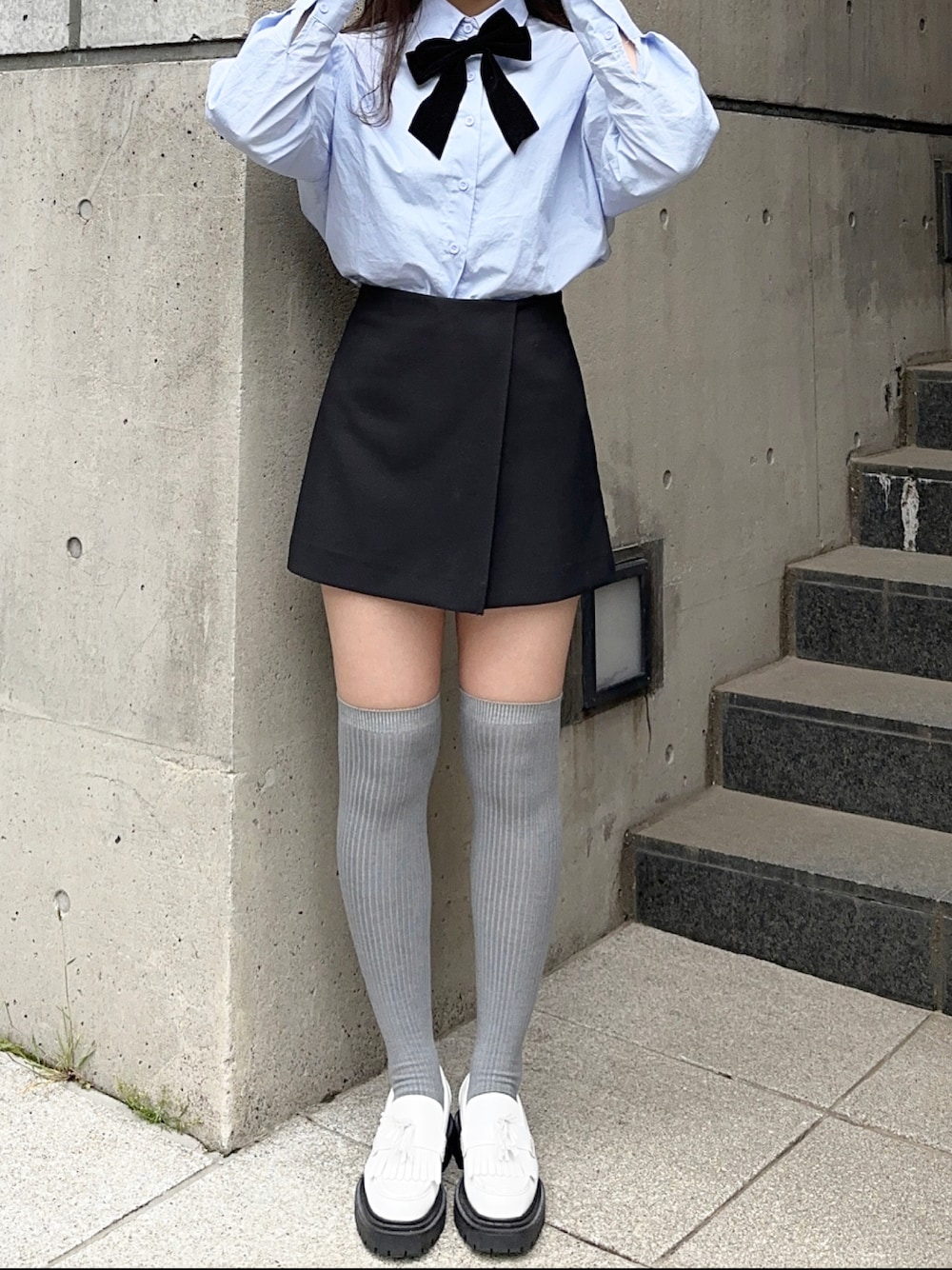 「休日スタイル、カジュアルコーデ、カジュアルガーリー、フレンチガーリー、ガーリーコーデ、韓国ガーリー、韓国コーデ、ローファーコーデ、黒スカート、青シャツ、カフェコーデ」｜「ZARAのアイテム（スカート、ブラック系）」を使った、ゆうりさん（レディース・162cm）の春コーディネートの1枚目の写真