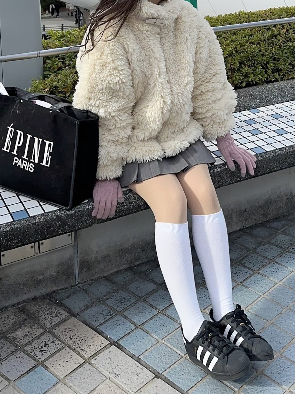 「新星WEARISTAにエントリー、WEARyouthコーデ、もこもこ、モコモコアウター、ファーコート、スニーカー女子、スニーカーコーデ、epine、白ソックス、グレースカート、プリーツスカート、ディズニーコーデ、カジュアルガーリー、ガーリーコーデ、ガーリー」｜「epineのアイテム（その他アウター、ベージュ系）」を使った、ゆうりさん（レディース・163cm）の冬コーディネートの1枚目の写真
