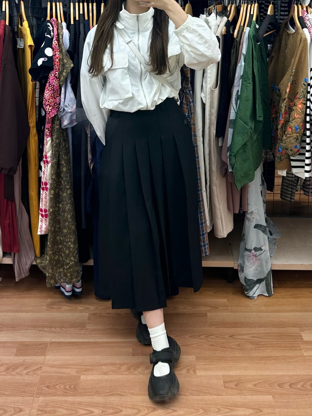 「春服コーデ、休日スタイル、カジュアルコーデ、スポーティ、ロングスカート、GUコーデ、モノトーンコーデ、カジュアルガーリー、WEARyouthコーデ、ナイロンジャケット、シンプルコーデ、お出かけコーデ、おでかけコーデ、韓国ファッション、古着MIX」｜「GUのアイテム（スカート、ブラック系）」を使った、ゆうりさん（レディース・163cm）の春コーディネートの1枚目の写真