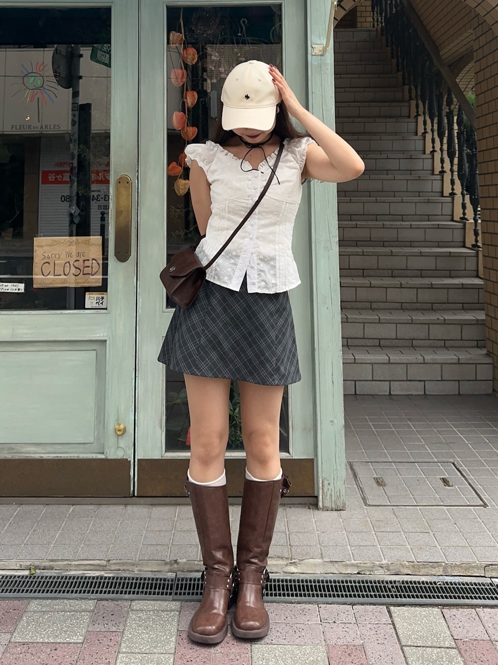 「ブラウン、秋服準備はじめました、ブラウンブーツ、WEARyouthコーデ、チェックスカート、キャップコーデ、ブラウスコーデ、ブラウンコーデ、ロングブーツ、ロングブーツコーデ、カジュアルガーリー、韓国ファッション、韓国ガーリー、ガーリーコーデ」｜「SHEINのアイテム（シャツ/ブラウス、ホワイト系）」を使った、ゆうりさん（レディース・163cm）の秋コーディネートの1枚目の写真