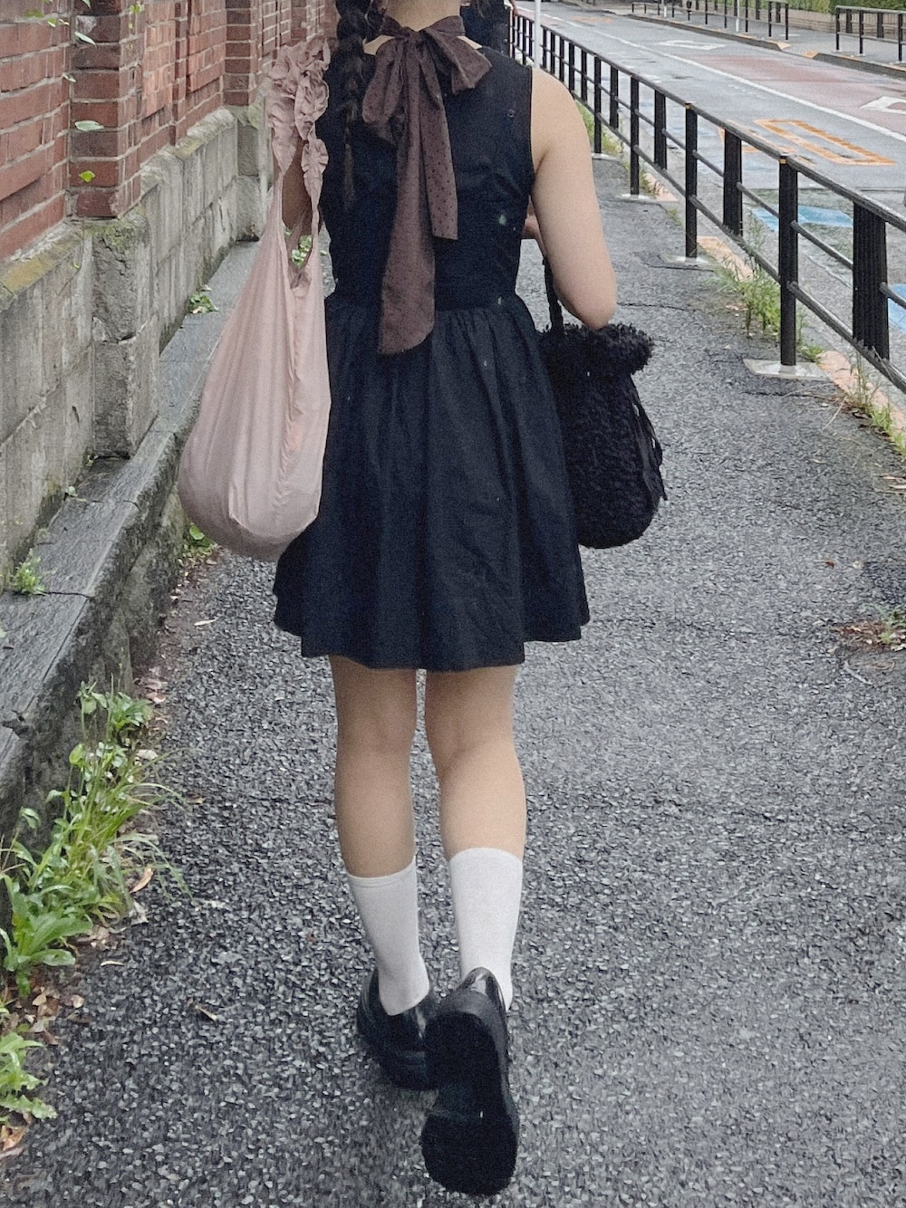 「WEARyouthコーデ、モノトーンコーデ、カジュアルガーリー、ガーリーコーデ、モノトーンガーリー、キャミワンピ、キャミワンピース、モード」｜「MIRO AMURETTEのアイテム（ハンドバッグ、ブラック系）」を使った、ゆうりさん（レディース・163cm）の夏コーディネートの1枚目の写真