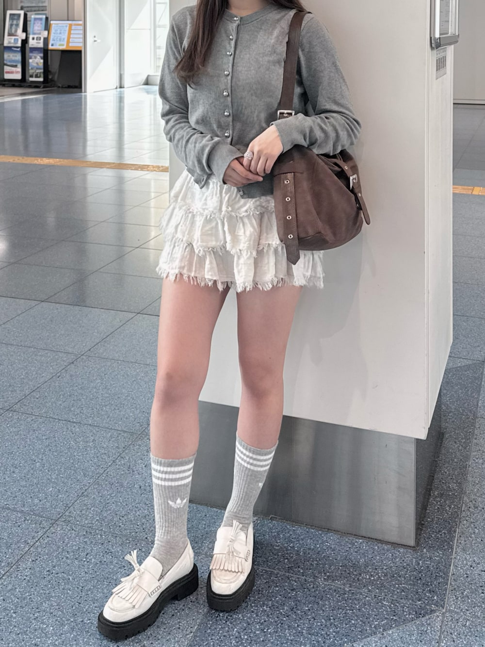 「ショルダーバッグ、カジュアルコーデ、韓国ファッション、カジュアルガーリー、ガーリーコーデ、ローファー×靴下、グレーコーデ、白スカート、カーディガンコーデ、カーディガン、シンプルコーデ、春コーデ」｜「H&Mのアイテム（カーディガン/ボレロ、グレー系）」を使った、ゆうりさん（レディース・163cm）の春コーディネートの1枚目の写真