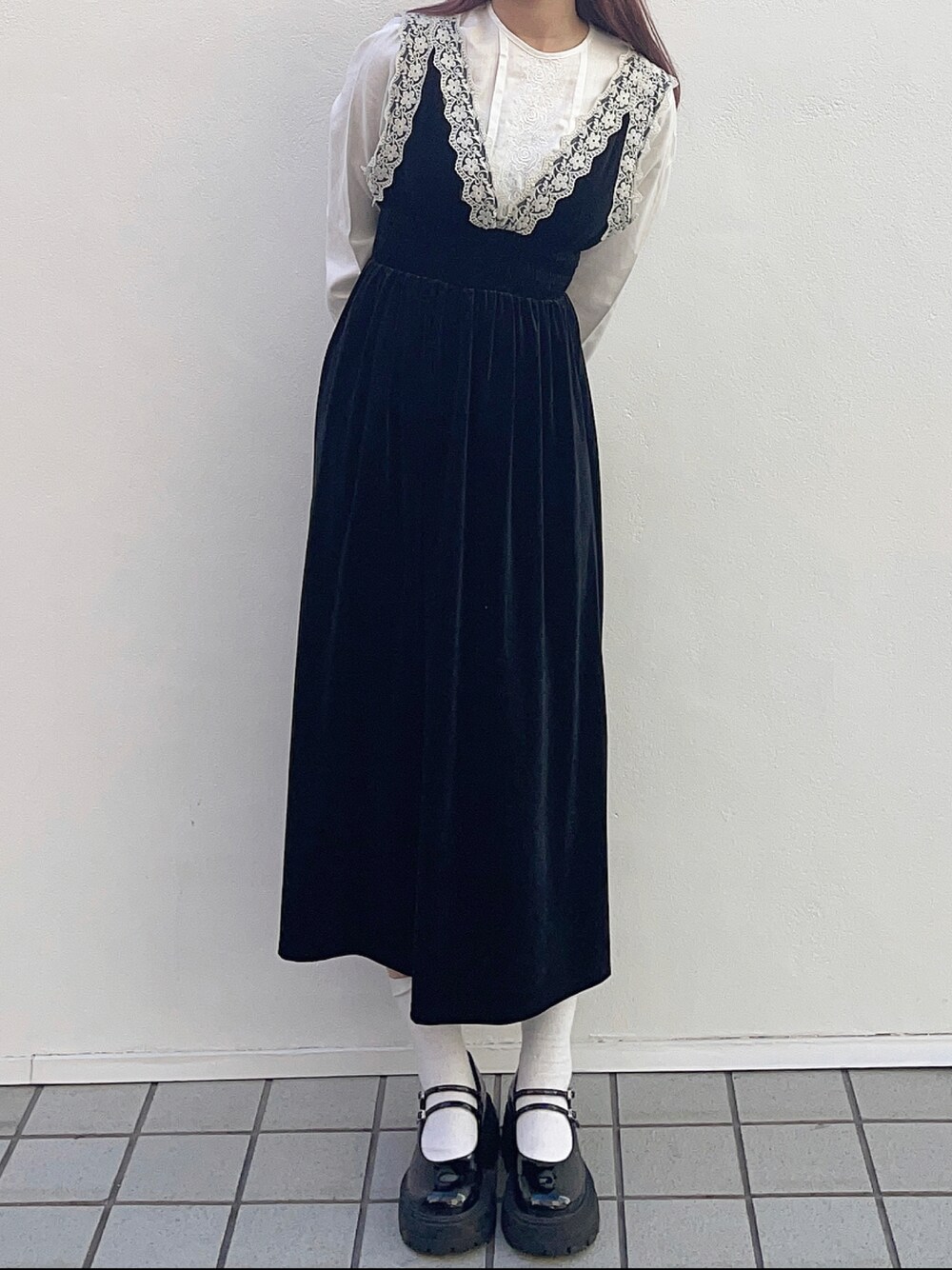 ブラック系のパンプスを着用したレディースの秋コーディネートの1枚目の写真