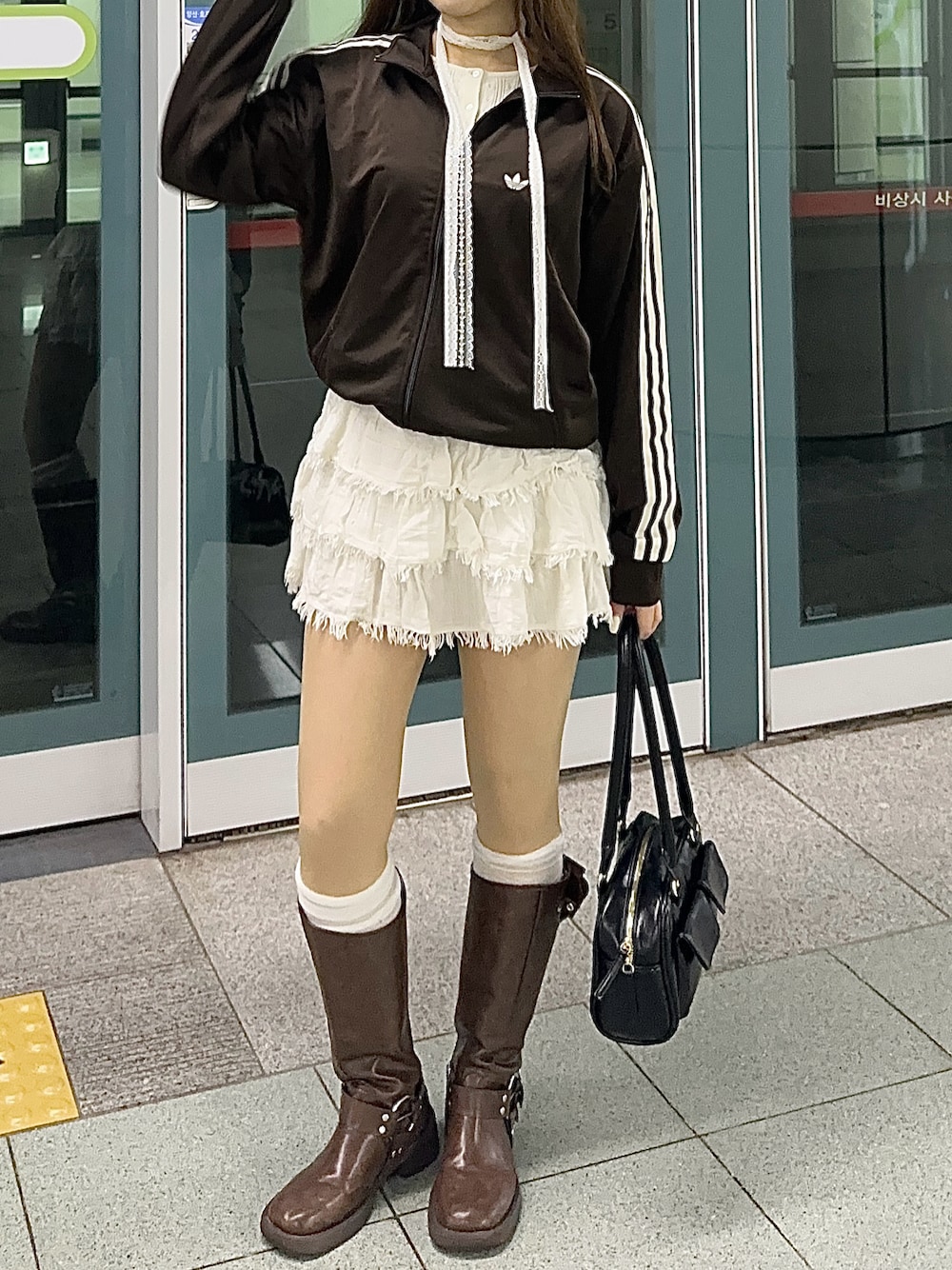 「春めき満開コーデ、ショルダーバッグ、春服コーデ、ブラウンコーデ、白スカート、ロングブーツ、ブラウンブーツ、トラックジャケット、adidasジャージ、韓国ファッション、カジュアルガーリー、ガーリーコーデ、WEARyouthコーデ」｜「adidasのベッケンバウアートラックジャケット（ジェンダーニュートラル） / トラックトップ ジャージ / アディダスオリジナルス adidas Originals（ジャージ、ブラウン系）」を使った、ゆうりさん（レディース・163cm）の春コーディネートの1枚目の写真