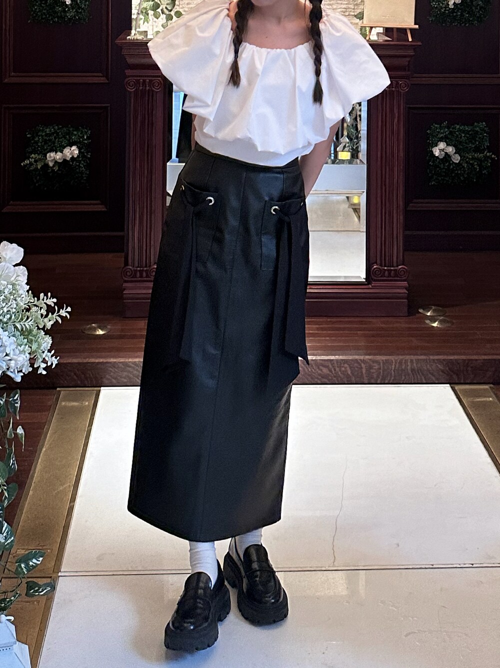 「WEARyouthコーデ、ランチコーデ、ブラウスコーデ、モノトーンコーデ、ロングスカート、レザースカート、ローファー×靴下、夏コーデ、カジュアルコーデ、カジュアルガーリー、ガーリーコーデ、モードスタイル、モードカジュアル」｜「GRLのアイテム（シャツ/ブラウス、ホワイト系）」を使った、ゆうりさん（レディース・163cm）の夏コーディネートの1枚目の写真