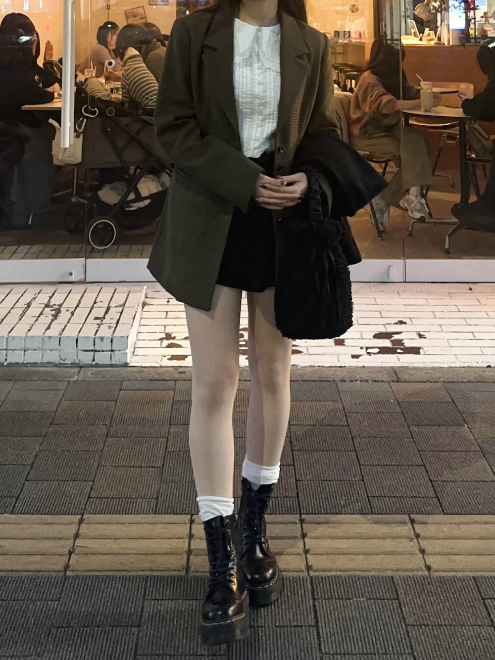 「ジャケットコーデ、ジャケットスタイル、白ブラウス、ドクターマーチン、WEARyouthコーデ、カジュアルコーデ、カジュアルガーリー、ガーリーコーデ、アキコーデ、シンプルスタイル、モノトーンコーデ、ZARA、moussy」｜「ZARAのアイテム（シャツ/ブラウス、ホワイト系）」を使った、ゆうりさん（レディース・163cm）の冬コーディネートの1枚目の写真