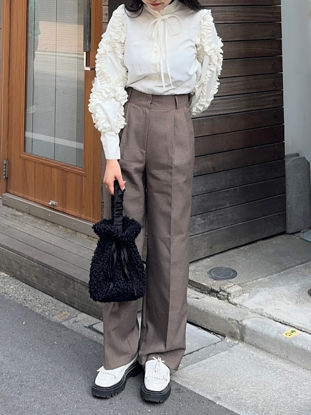 コーデにアクセントを ホワイト登場！HermesIvy ローファー コーデにアクセントを ホワイト登場！ Hermes Ivy ローファー
