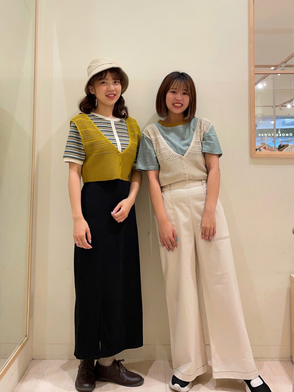 ブラック系のスカート、グリーン系のTシャツ/カットソー、イエロー系のベストを着用したレディースの夏コーディネートの1枚目の写真