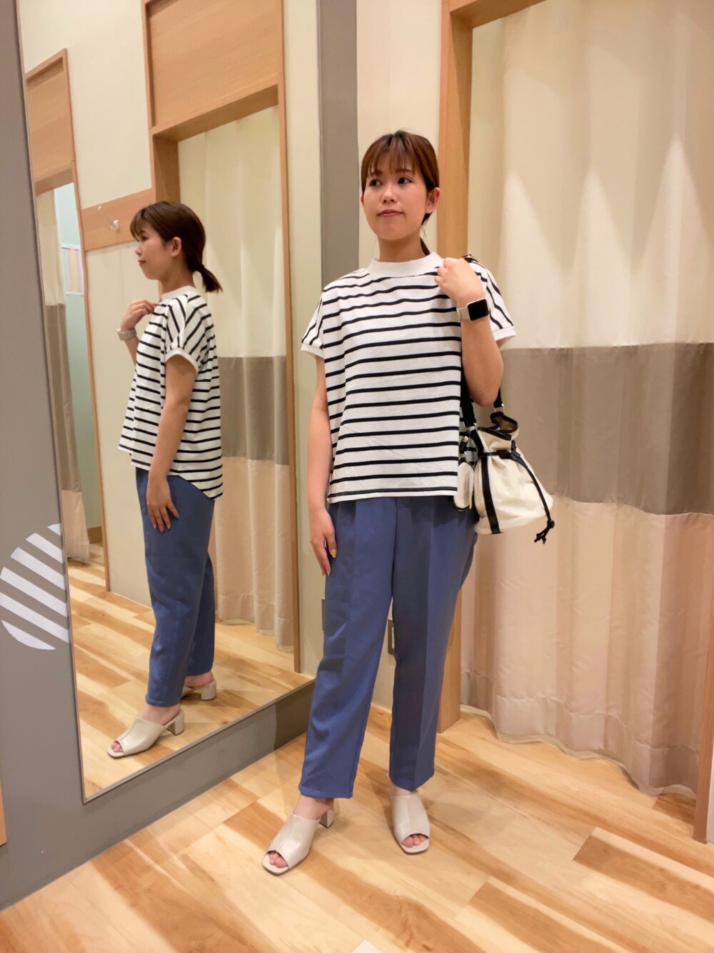 ホワイト系のサンダル、ブルー系のその他パンツ、ホワイト系のショルダーバッグを着用したレディースの春コーディネートの1枚目の写真