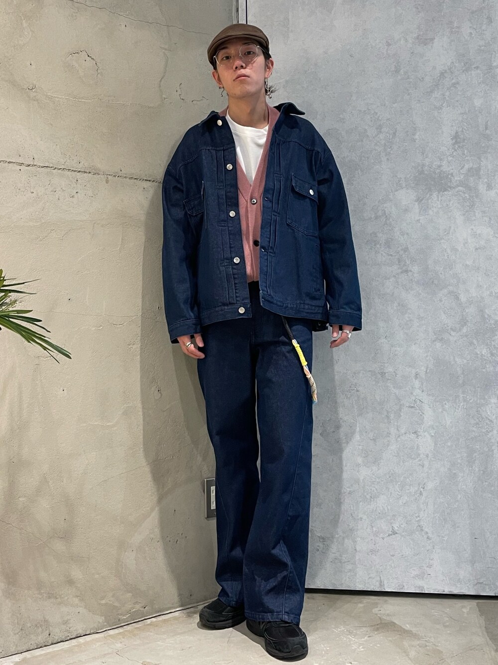 ブルー系のデニムジャケット、ブルー系のデニムパンツ、ピンク系のカーディガン/ボレロを着用したメンズの春コーディネートの1枚目の写真