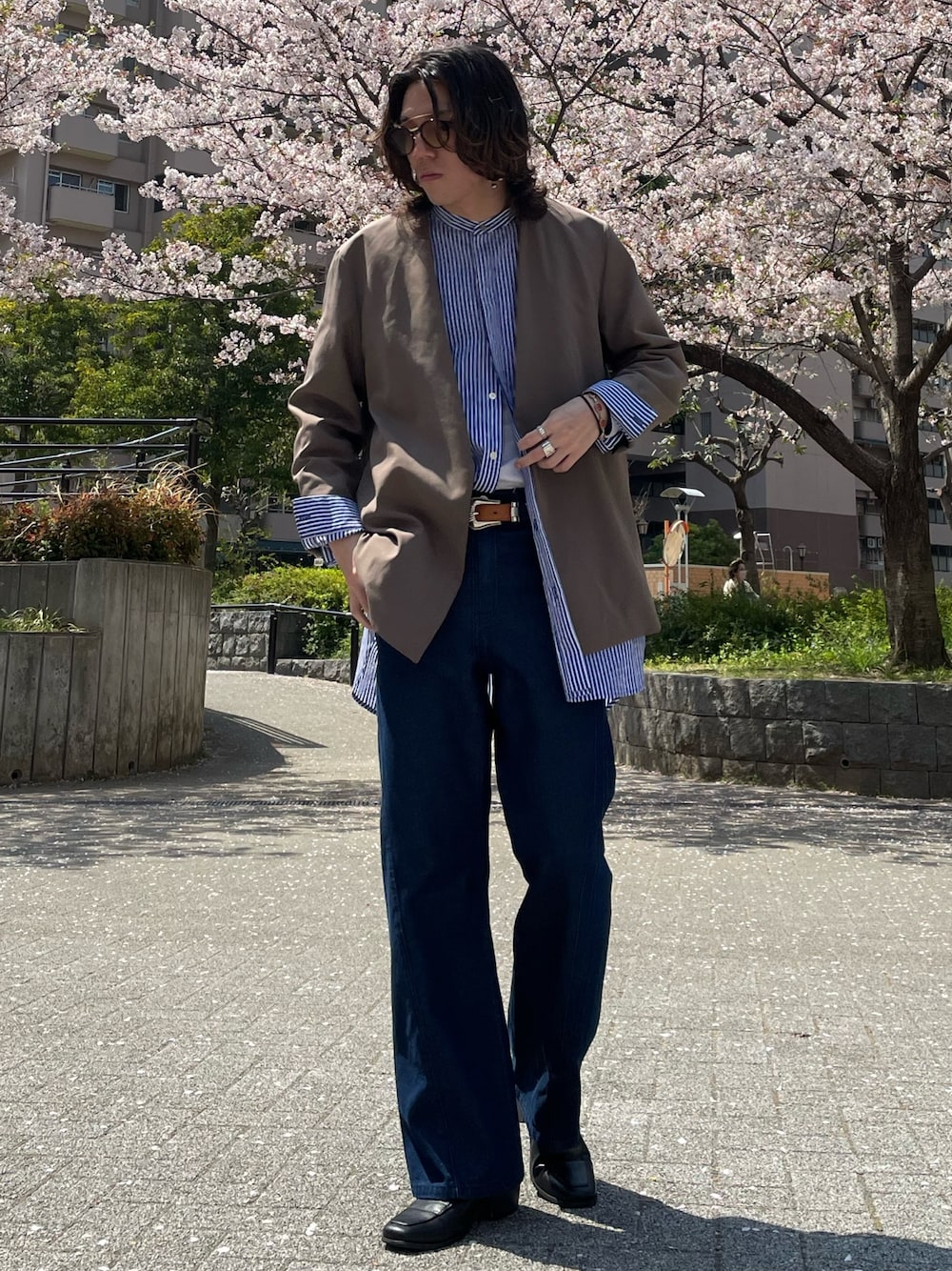 「メガネ男子、休日スタイル、春コーデ、きれいめカジュアル、モード、シャツスタイル、レイヤードスタイル、メンズファッション、革靴、ノーカラージャケット、ストライプ、フレアデニム、tk.TAKEO KIKUCHI」｜「tk.TAKEO KIKUCHIの360度ストレッチ ノーカラージャケット（ノーカラージャケット、ブラウン系）」を使った、ko-taさん（メンズ・176cm）の春コーディネートの1枚目の写真