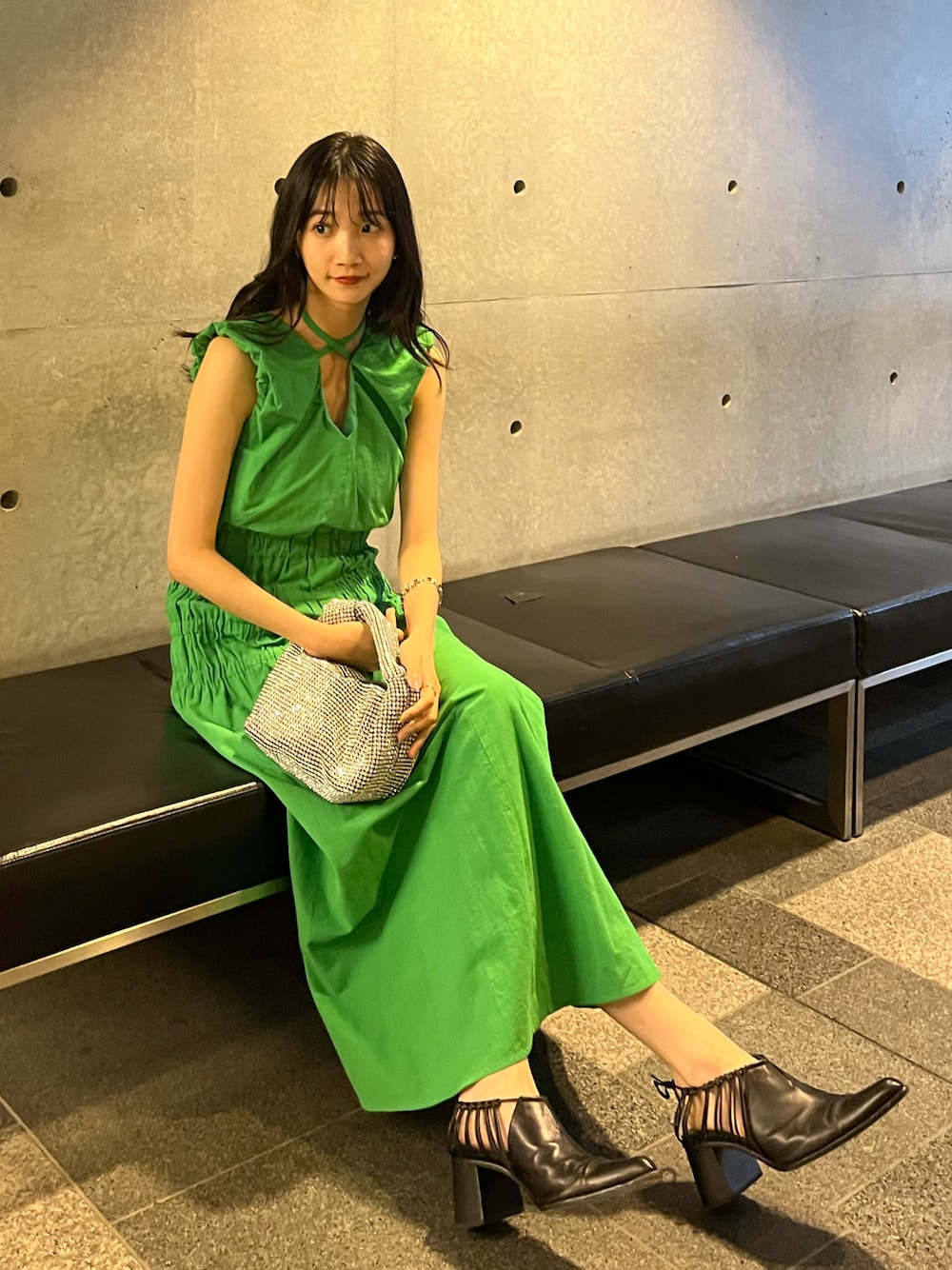 「休日コーデ、ミニバッグ、ワンピーススタイル、グリーン、カラーコーデ、NATURAL BEAUTY BASIC、キレイめ、ロングワンピース、高身長女子、パンプス、オトナ女子、ハンドバッグ、シンプル、休日スタイル、ワントーンコーデ」｜「NATURAL BEAUTY BASICの◇バックシャンバルーンスリーブワンピース（ワンピース、グリーン系）」を使った、清水こづえさん（レディース・165cm）の秋コーディネートの1枚目の写真