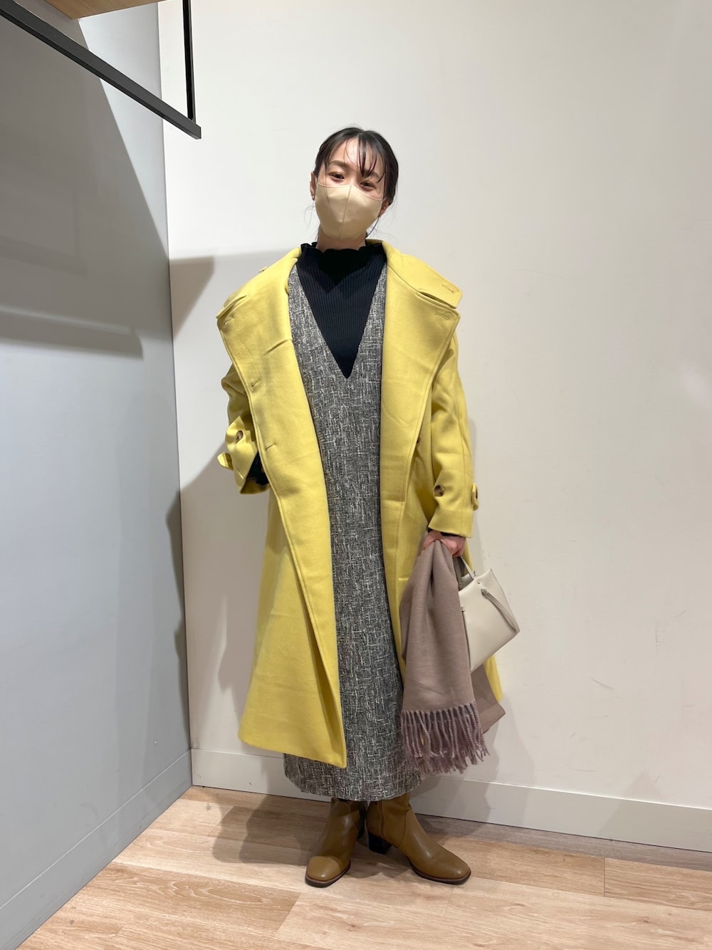 「ロングコート、冬コーデ、スクエアトゥ、ロングブーツ、レイヤードスタイル、休日スタイル、チェスターコート、大人カジュアル、休日コーデ、大人かわいい、お出かけコーデ、スタンドネック、イエロー、低身長、骨格ナチュラル」｜「Chez toiの袖ボリュームスタンドネックコート（その他アウター、イエロー系）」を使った、TAKAOKAさん（レディース・156cm）の冬コーディネートの1枚目の写真