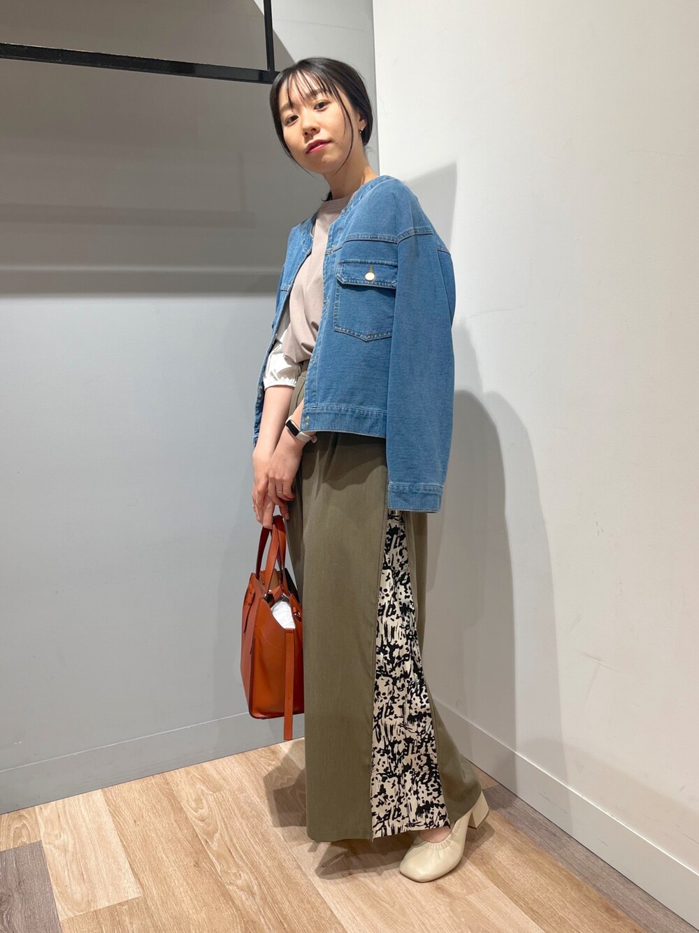「プチプラ、ビッグシルエット、ハンドバッグ、大人カジュアル、秋服準備はじめました、休日スタイル、秋カラー、オトナカジュアル、ゆるコーデ、大人女子、タックイン、羽織り、デニム、デニムGジャン、骨格ナチュラル」｜「Chez toiのゴールドフックノーカラーGジャン（デニムジャケット、ブルー系）」を使った、TAKAOKAさん（レディース・156cm）の夏コーディネートの1枚目の写真