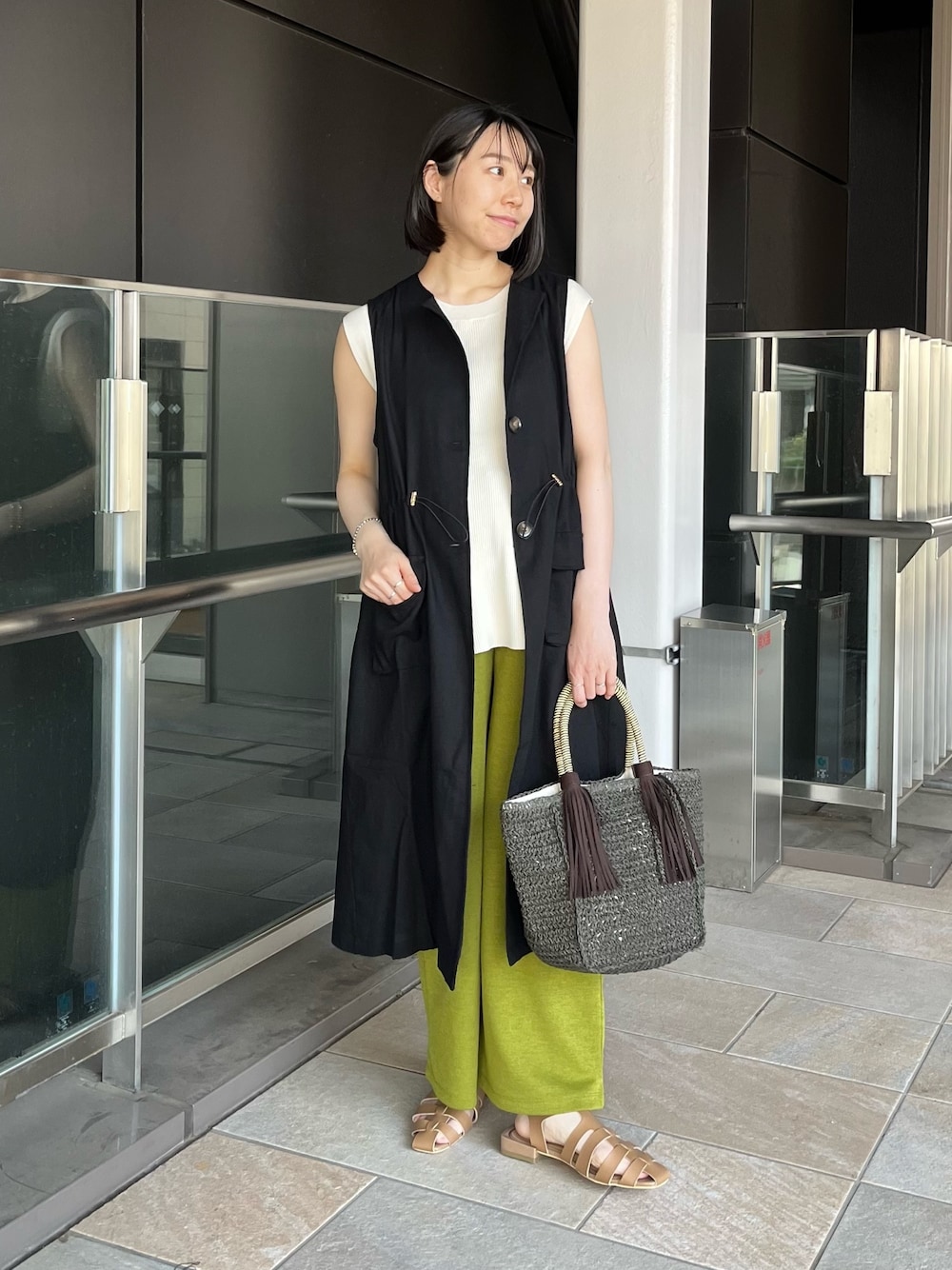 「このスタイルがお気に入り、シンプルコーデ、レイヤードスタイル、お出かけコーデ、きれいめカジュアル、リネン、モノトーン、ワイドパンツ、ジレ、ロングジレ、着痩せコーデ、細見えコーデ、グリーン、かごバッグ、グルカサンダル」｜「Chez toiのペプラムフレンチスリーブプルオーバー（ニット/セーター、ホワイト系）」を使った、TAKAOKAさん（レディース・156cm）の夏コーディネートの1枚目の写真