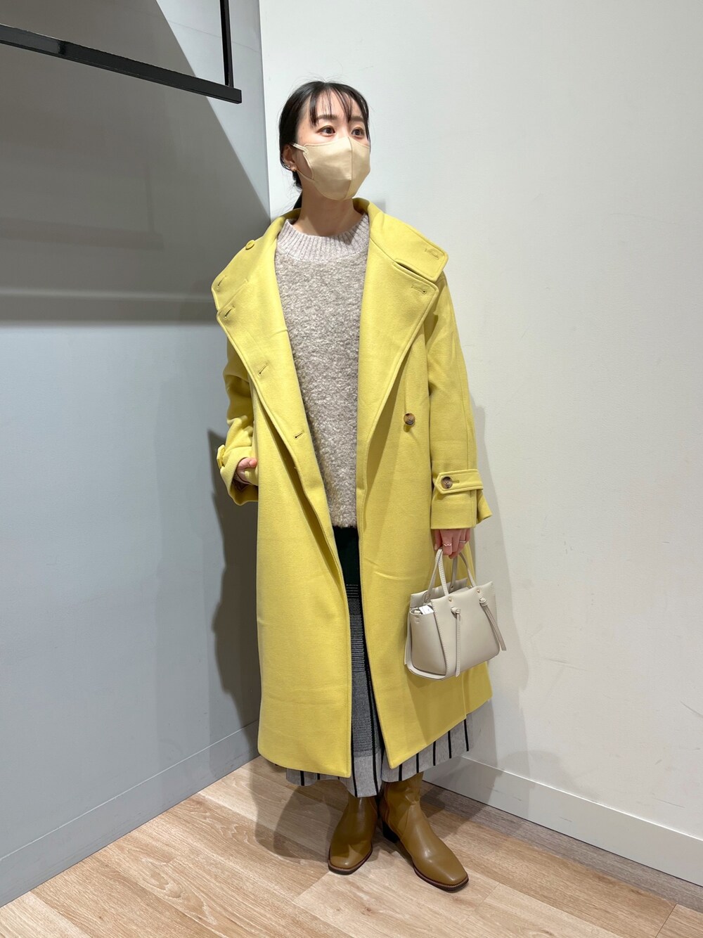 「きれいめカジュアル、ニット、冬コーデ、ロングコート、ビッグシルエット、ブーツ、私の推しブランド、大人カジュアル、休日コーデ、低身長コーデ、骨格ナチュラル」｜「Chez toiの袖ボリュームスタンドネックコート（その他アウター、イエロー系）」を使った、TAKAOKAさん（レディース・156cm）の冬コーディネートの1枚目の写真