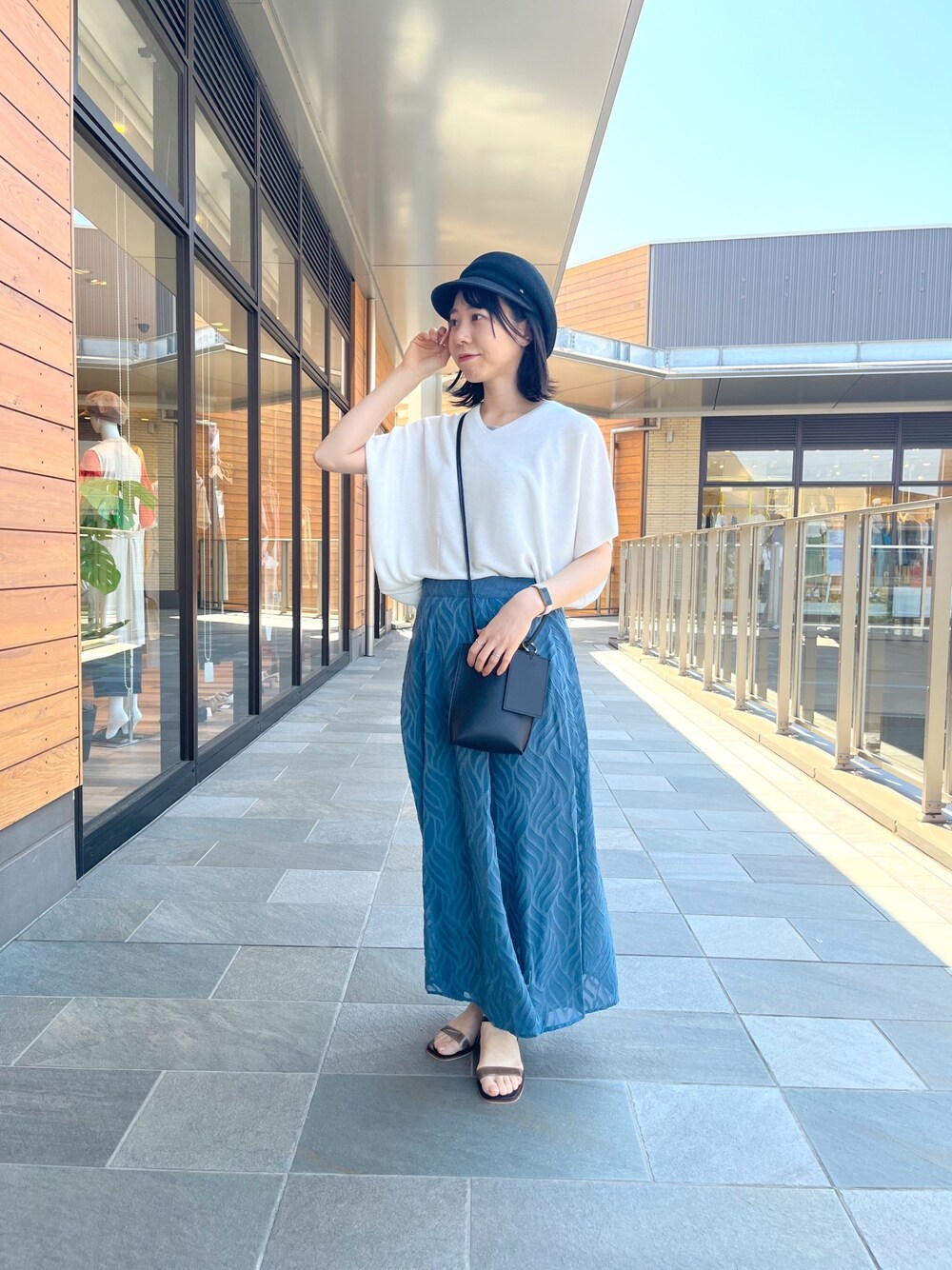 「きれいめカジュアル、休日スタイル、大人カジュアル、ゆるコーデ、夏コーデ、シンプル、透け感スカート、スカートスタイル、クリアサンダル、キャスケットコーデ、ミニバッグ、低身長コーデ、156cm、骨格ナチュラル、ブルベ夏」｜「Chez toiの雑材キャスケット（ハット、ブラック系）」を使った、TAKAOKAさん（レディース・156cm）の夏コーディネートの1枚目の写真