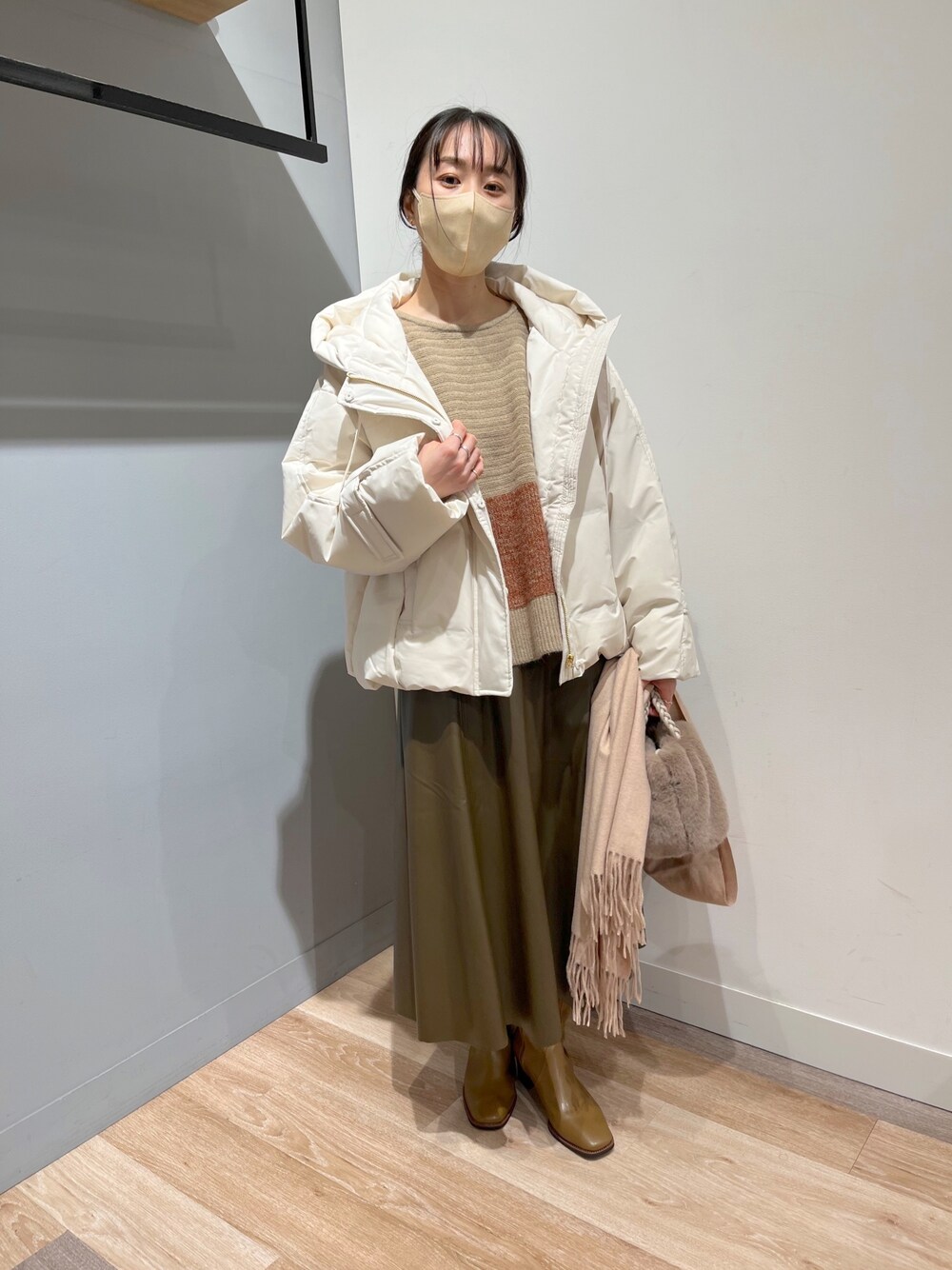 「冬コーデ、スクエアトゥ、ロングブーツ、クリスマスに着たい服、マイベストコーデ2022、休日スタイル、大人カジュアル、休日コーデ、大人かわいい、秋コーデ、レザー、ダウンジャケット、カーキ、ベージュ、骨格ナチュラル」｜「Chez toiのヒートボンディングショートダウン（ダウンジャケット/コート、ホワイト系）」を使った、TAKAOKAさん（レディース・156cm）の冬コーディネートの1枚目の写真