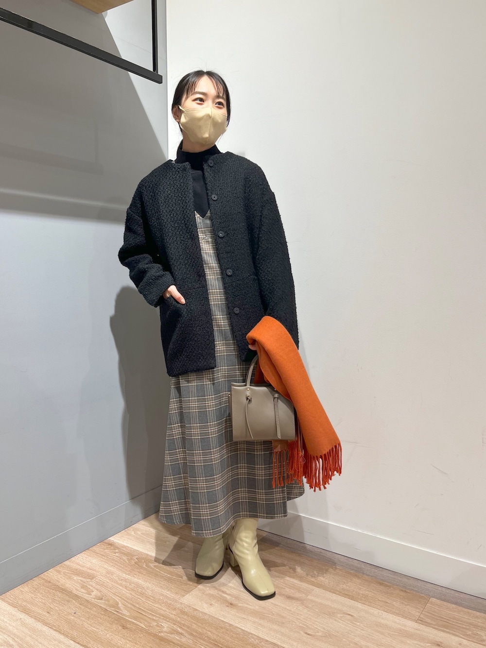 「ブルゾン、秋コーデ、チェック、プチプラ、WEARハロウィン2022、モード、レイヤードスタイル、きれいめカジュアル、秋のコーデ、お出かけコーデ、モノトーン、ストール、ワンピース、骨格ナチュラル」｜「Chez toiのウール混ツイードミドルジャケット（ブルゾン、ブラック系）」を使った、TAKAOKAさん（レディース・156cm）の秋コーディネートの1枚目の写真