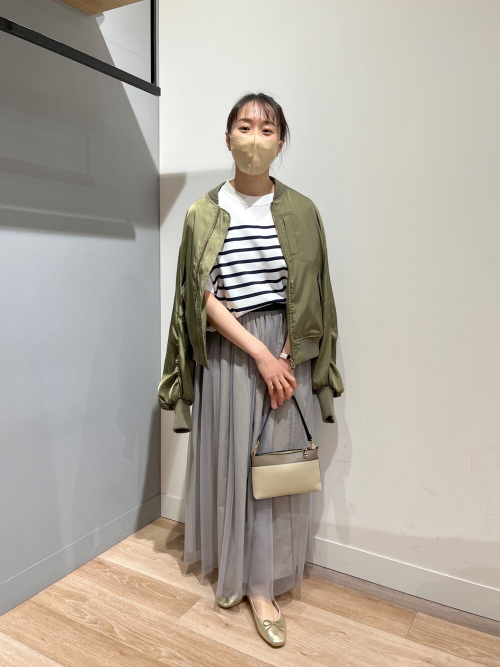 「シンプルコーデ、ボーダー、きれいめカジュアル、春アウター、ビッグシルエット、プチプラ、春カラー、大人かわいい、半袖ニット、MA-1、ブルゾン、チュールスカート、春服デビュー宣言、バレエシューズ」｜「Chez toiの袖ギャザーMA-1（MA-1、グリーン系）」を使った、TAKAOKAさん（レディース・156cm）の春コーディネートの1枚目の写真