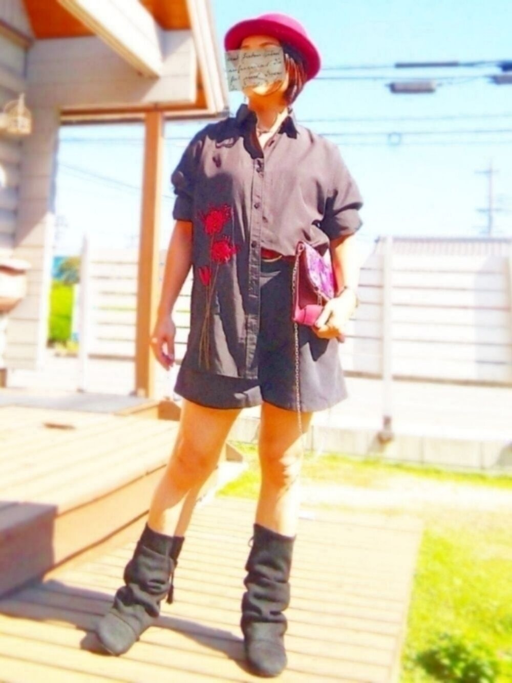 「秋コーデ、大人カジュアル、赤×黒、ショートパンツ、ブーツ、ブラックコーデ、彼岸花、クラッチバッグ、ミニバッグ」｜「SLY×Handmadeの彼岸花刺繍シャツ（シャツ/ブラウス、ブラック系）」を使った、遊雲さん（レディース・155cm）の秋コーディネートの1枚目の写真