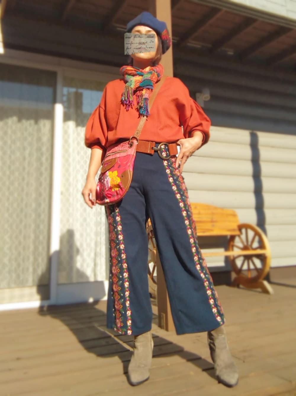 「ベレー帽、ショルダーバッグ、ZARA、タックイン、パンツスタイル、ボートネック、刺繍パンツ、フォークロア、ネイビー×オレンジ、ボリュームニット、ボリューム袖」｜「e-zakkamania storesのアイテム（ニット/セーター、オレンジ系）」を使った、遊雲さん（レディース・155cm）の冬コーディネートの1枚目の写真