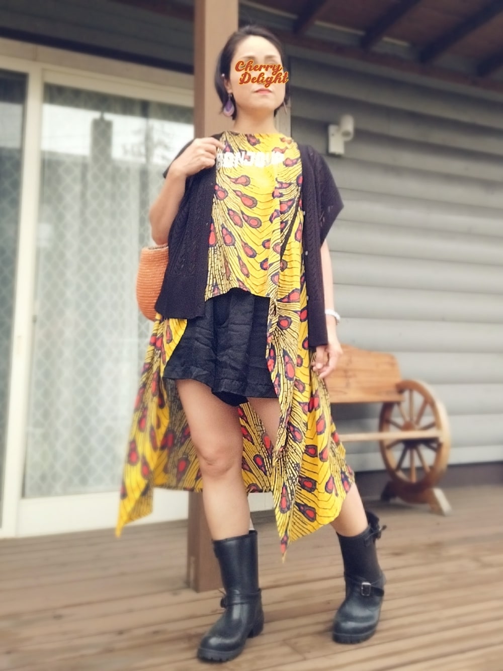 「雨の日コーデ、レインブーツ、長靴、エスニック、ショートパンツ、黄色×黒、プチプラコーデ」｜「chocol raffine robeのアイテム（ベスト、ブラック系）」を使った、遊雲さん（レディース・155cm）の夏コーディネートの1枚目の写真