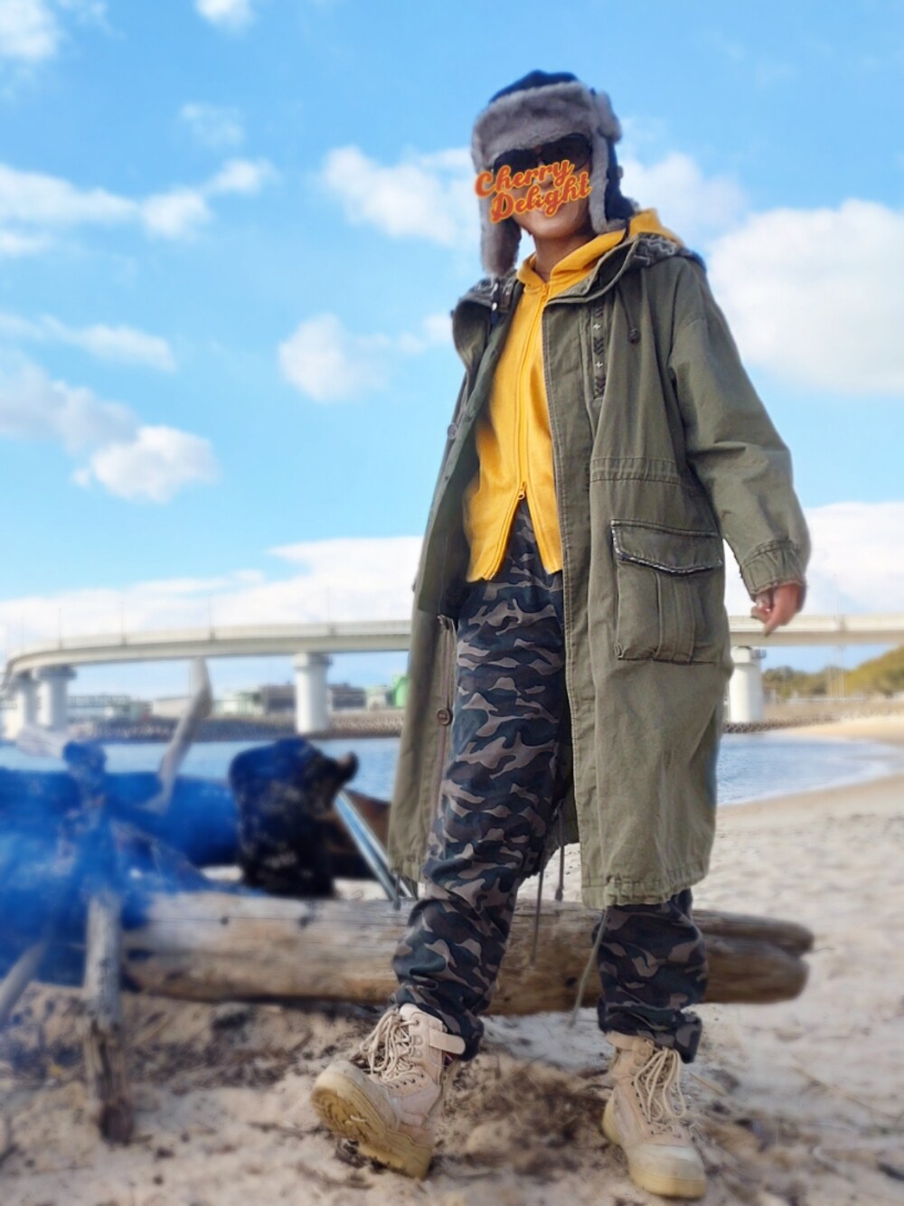「ストリート、ミニタリー、モッズコート、adidas、パーカー、カーゴパンツ、フライトキャップ、カーキ、イエロー、編み上げブーツ」｜「チチカカのミリタリーナバホ刺繍フードコート（ミリタリージャケット、グリーン系）」を使った、遊雲さん（レディース・155cm）の冬コーディネートの1枚目の写真