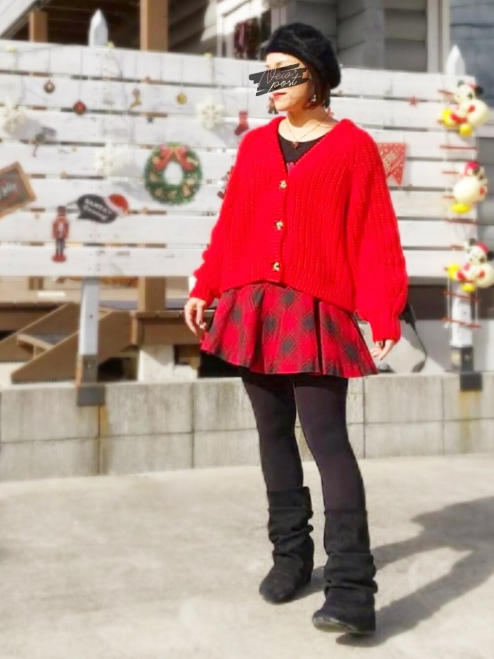 「カーディガン、フレアスカート、ブーツ、ベレー帽、ロック、ミニスカート、Vivienne Westwood、チェックスカート、赤いカーディガン、赤×黒、ナウシカブーツ」｜「H&Mのアイテム（カーディガン/ボレロ、レッド系）」を使った、遊雲さん（レディース・155cm）の秋コーディネートの1枚目の写真