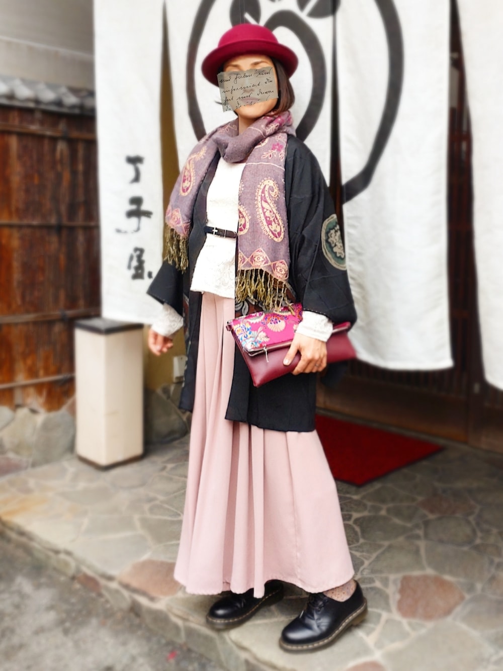 「カラーパンツ、和洋折衷、和モード、和服、キレイめ、スカーチョ、Dr.Martens、ハット、ドクターマーチン、レーストップス」｜「VINTAGEの羽織（着物、ブラック系）」を使った、遊雲さん（レディース・155cm）の冬コーディネートの1枚目の写真