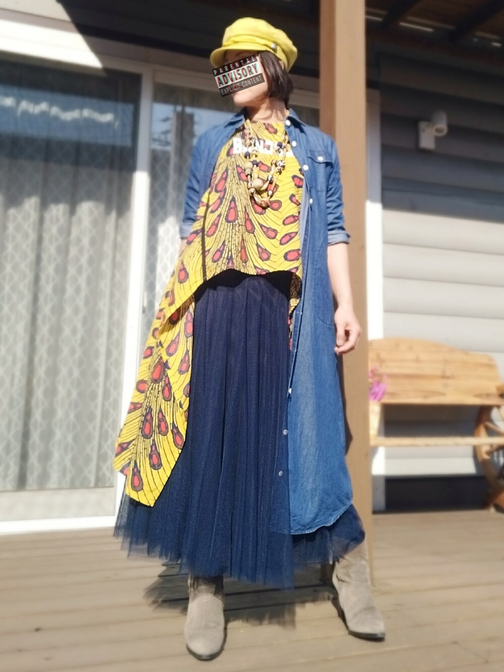 「レイヤードスタイル、イエロー×ブルー、エスニック、アフリカン、デニムワンピース、シャツワンピ、チュールスカート、キャスケット」｜「earth music&ecologyのアイテム（シャツワンピース、ブルー系）」を使った、遊雲さん（レディース・155cm）の冬コーディネートの1枚目の写真