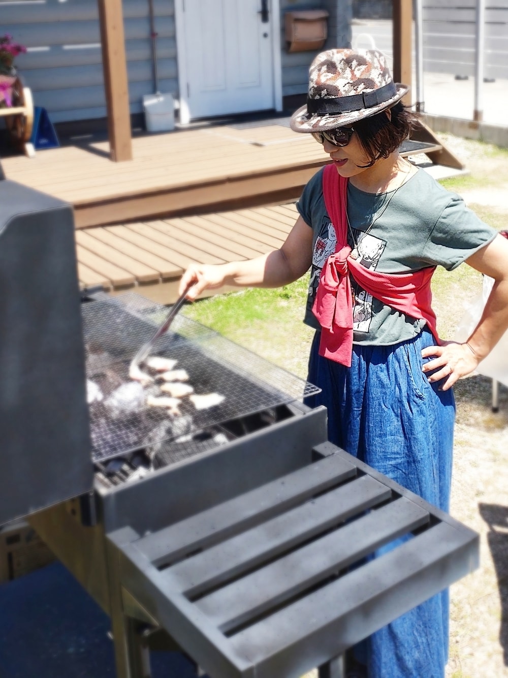 「ごきげんウィーク、ラフ、シンプル、BBQ、プチプラ、Tシャツ、ハット、たすき掛け」｜「UNIQLOのアイテム（Tシャツ/カットソー、グリーン系）」を使った、遊雲さん（レディース・155cm）の春コーディネートの1枚目の写真
