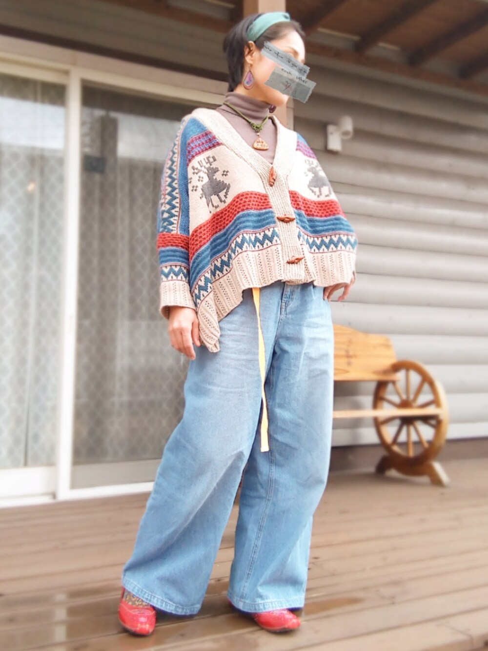 「タートルネック、シンプル、パンツスタイル、デニムパンツ、ワイドデニム、ノルディック柄、カウチンセーター、チャイナシューズ、エスニック、休日スタイル」｜「Chaco closetのインナーパット付きリブタートル（Tシャツ/カットソー、ブラウン系）」を使った、遊雲さん（レディース・155cm）の冬コーディネートの1枚目の写真