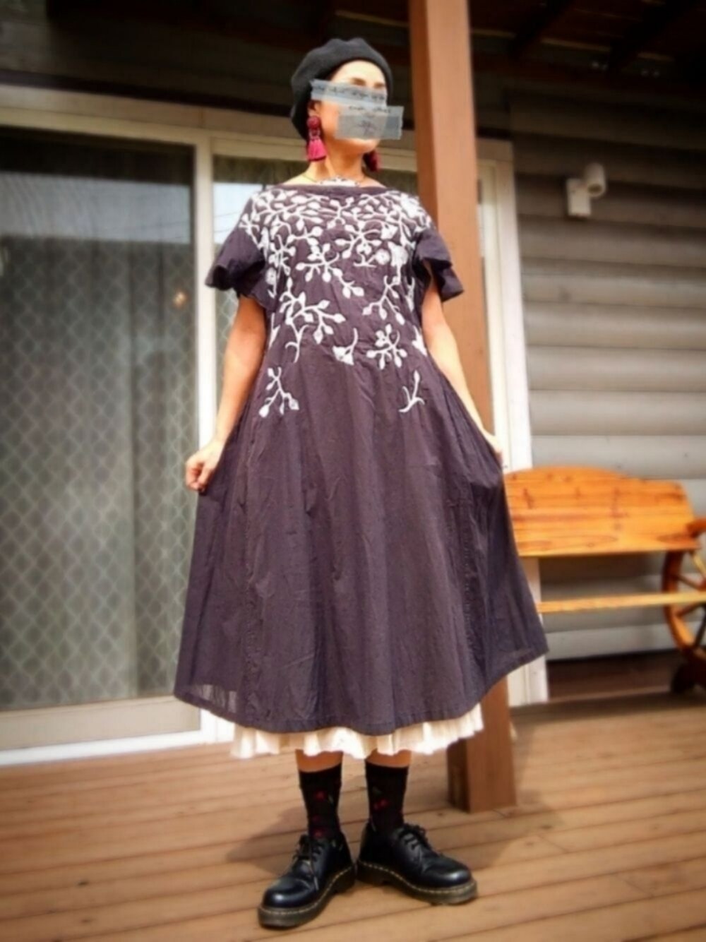 「大人かわいい、大人ガーリー、モノトーン、ナチュラル、ガーリー、レイヤードスタイル、ワンピース×スカート、シースルーソックス、ドクターマーチン、ベレー帽」｜「conges payes ADIEU TRISTESSEのコットン刺繍ワンピ（ワンピース、ブラック系）」を使った、遊雲さん（レディース・155cm）の夏コーディネートの1枚目の写真