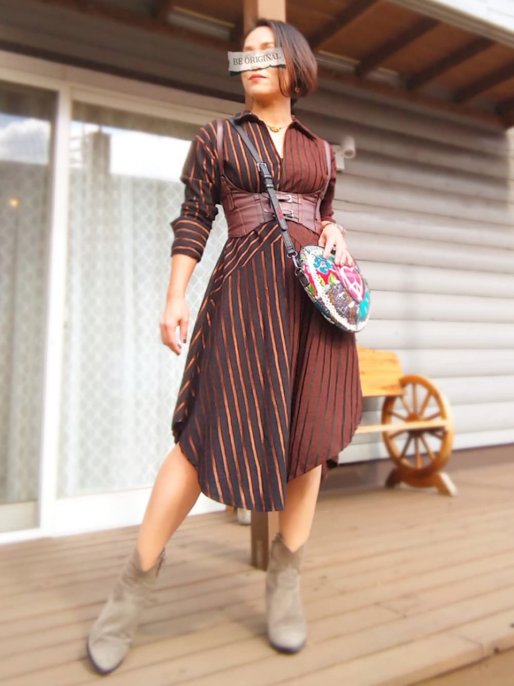 「ワンピース、ボーダー、ワントーンコーデ、ショートブーツ、ハイウエスト、ブラウン、フェミニン、秋服、コルセットベルト」｜「ZARAのボーダーワンピース（ワンピース、ブラウン系）」を使った、遊雲さん（レディース・155cm）の秋コーディネートの1枚目の写真